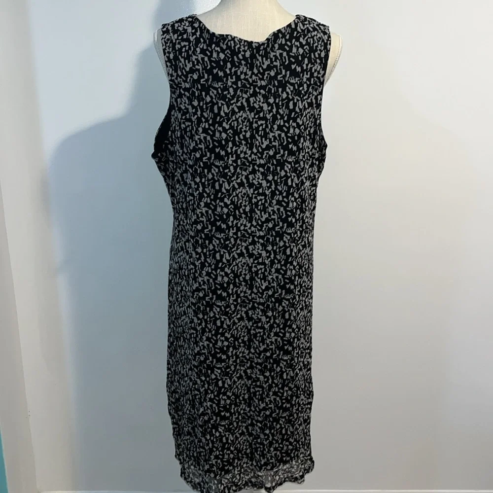 3/$20 - Maggie Barnes Patterned Sleeveless Dress - (16/18) - Picture 5 of 8